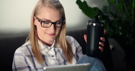 Mujer-Empresaria-Disfrutando-En-La-Oficina