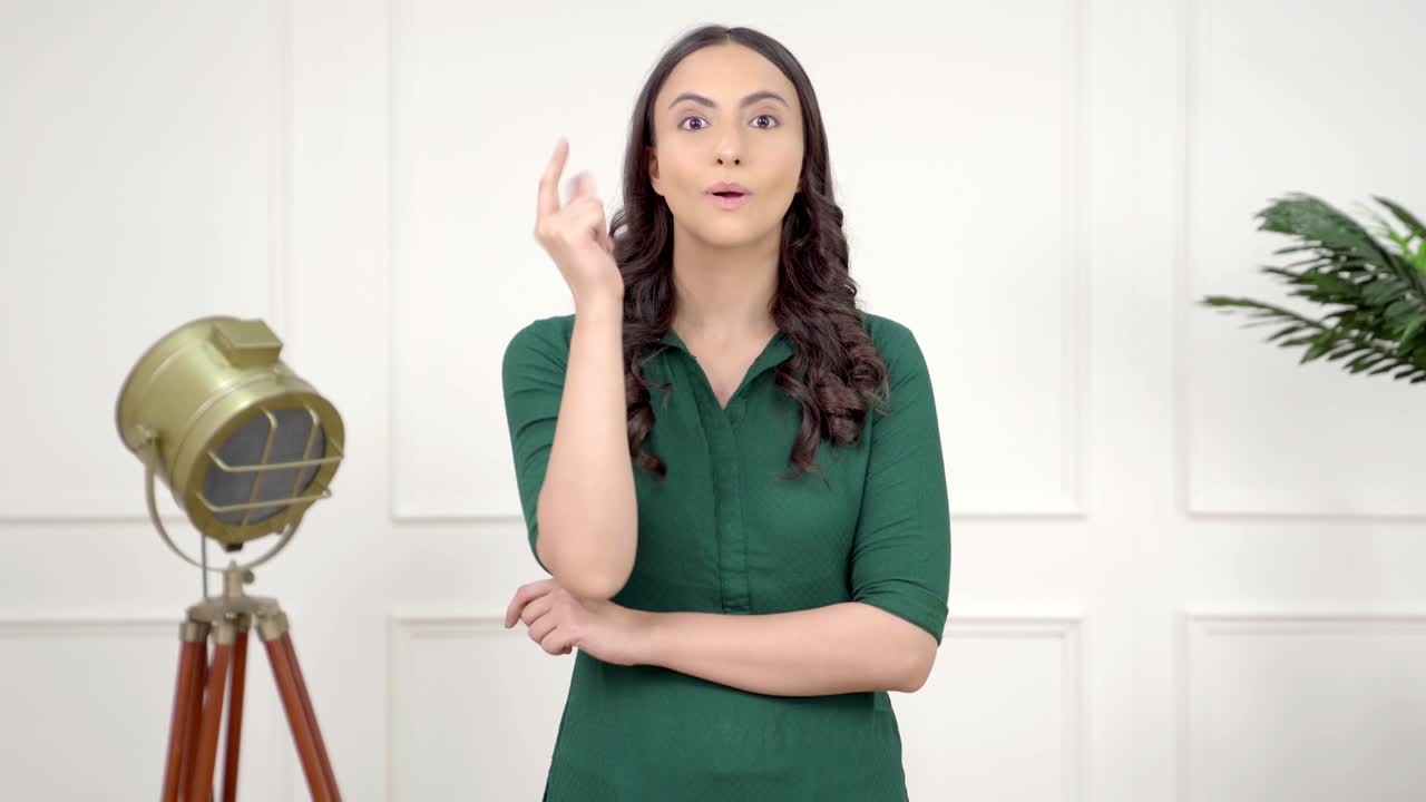 la mujer india tiene una idea.