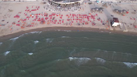 Vista-Aérea-De-La-Playa-De-Bugrashov,-Amanecer-En-Tel-Aviv,-Israel---Inclinación,-Disparo-De-Drones