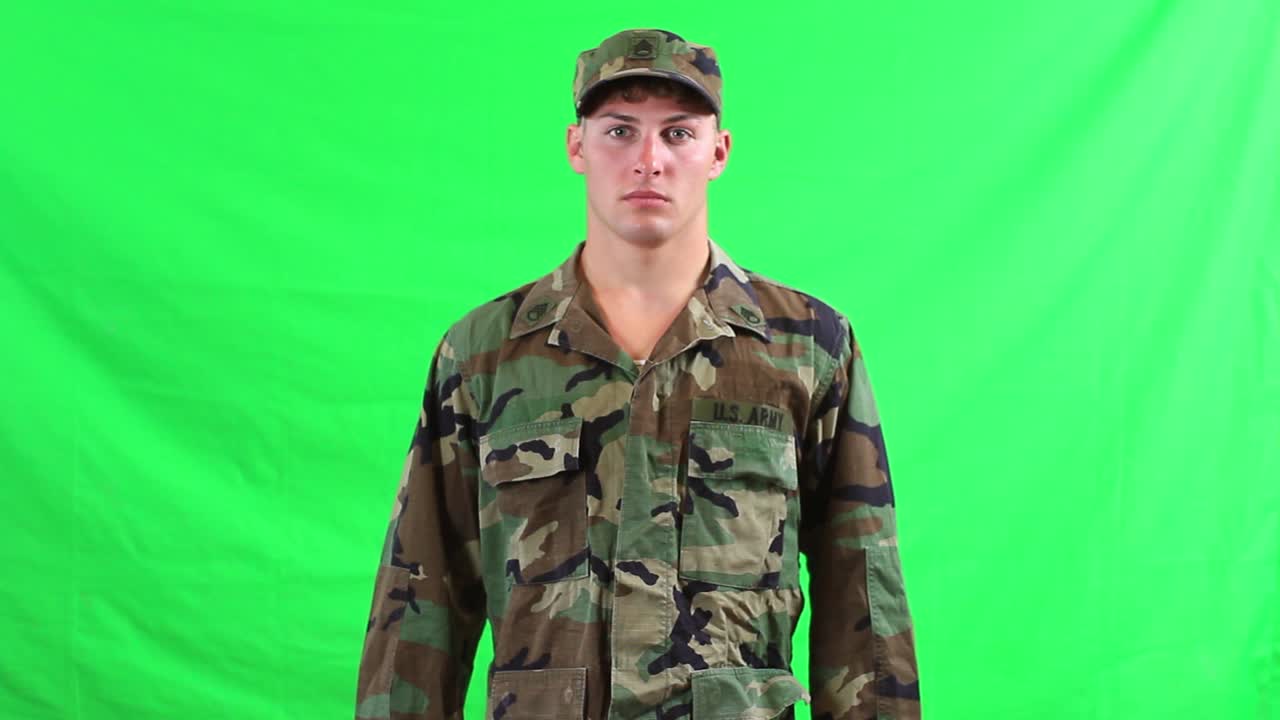 soldado del ejército estadounidense turing para hacer frente a la cámara