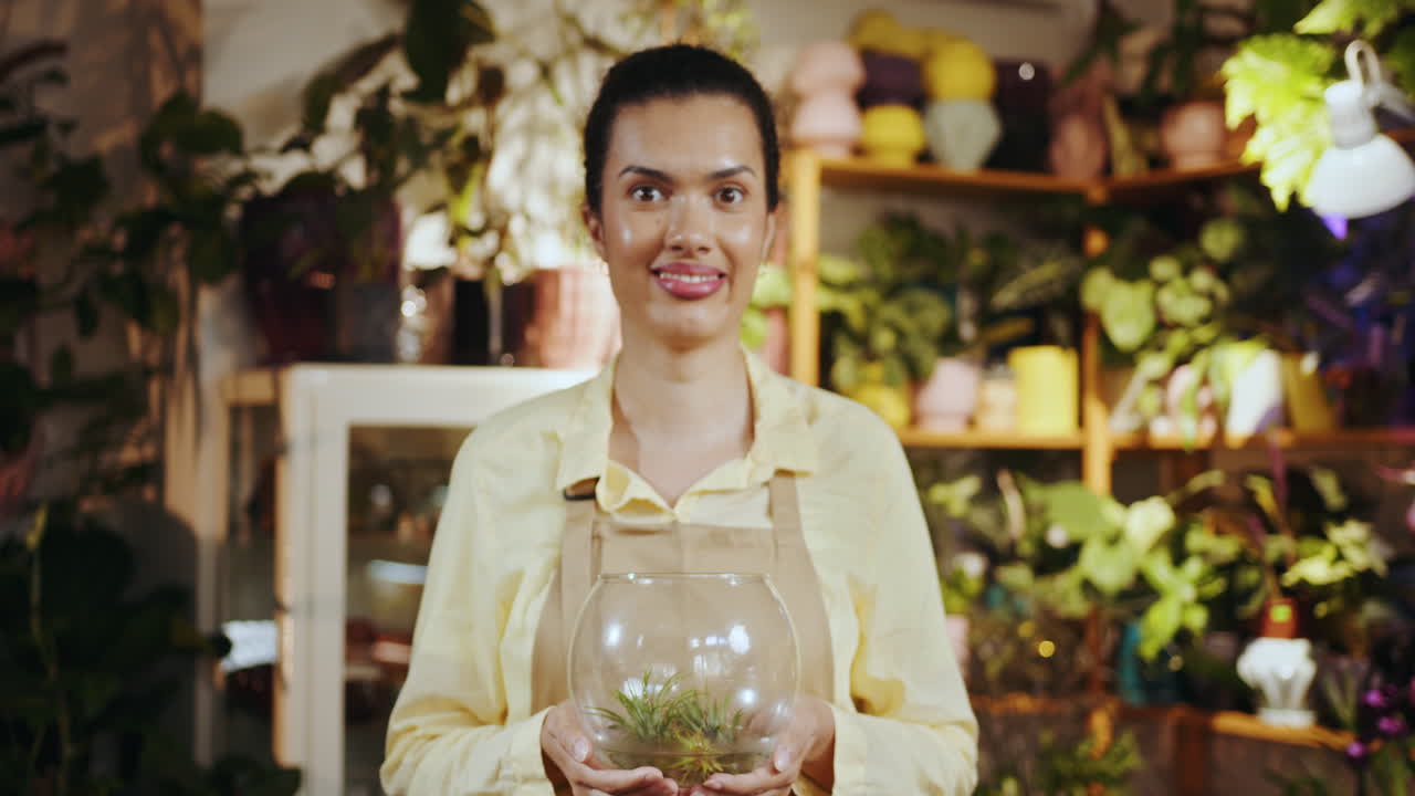 직장에서 친절한 꽃 판매자