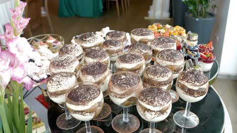 Postre-Tiramisú-Espolvoreado-Con-Chocolate,-Servido-En-Vasos-Elegantes