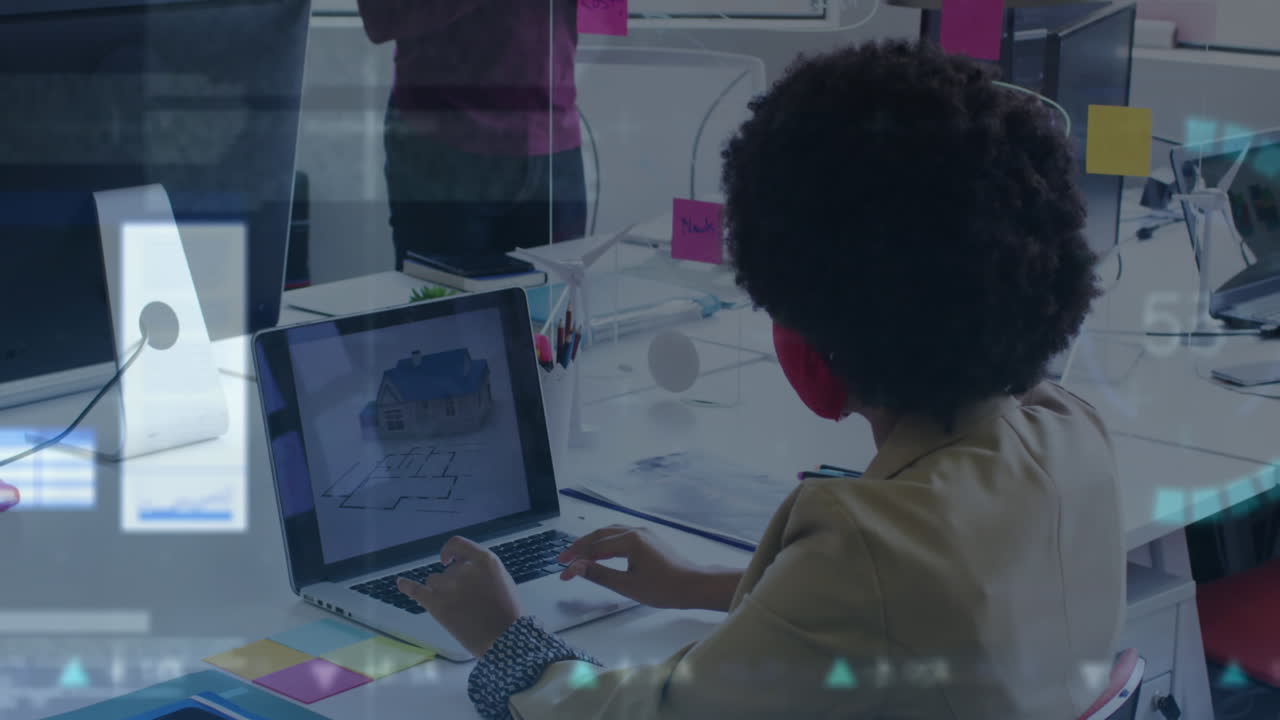 animación de procesamiento de datos sobre diversas personas de negocios con máscaras faciales usando computadora portátil en la oficina