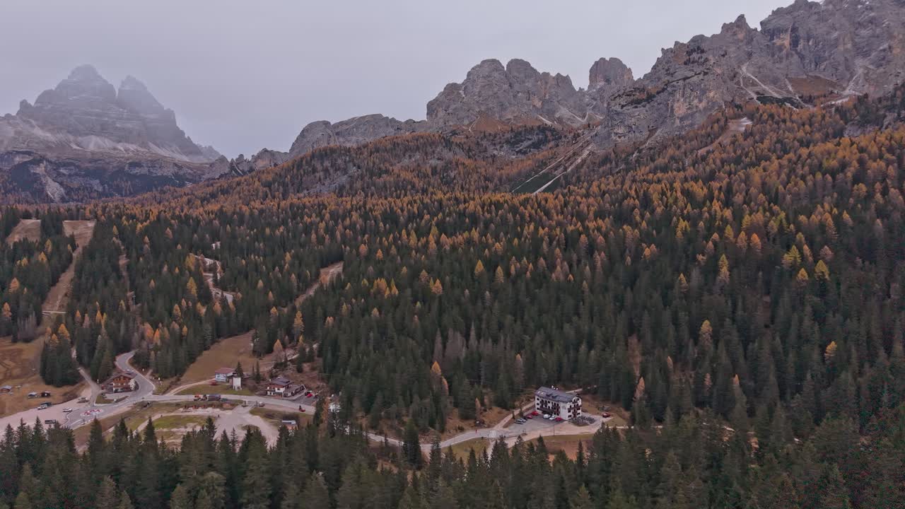 Efterårsfarver omgiver Lago di Misurina og hotel, luftfoto af Dolomitterne