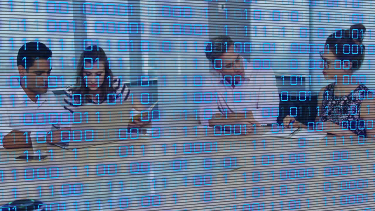 사무실에서 일하는 비즈니스 사람들 위에 바이너리 코딩과 데이터 처리의 애니메이션