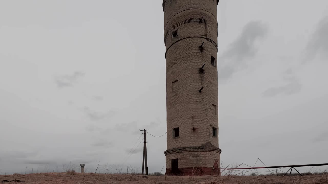Timelapse di una vecchia torre dell'acqua in mattoni abbandonata