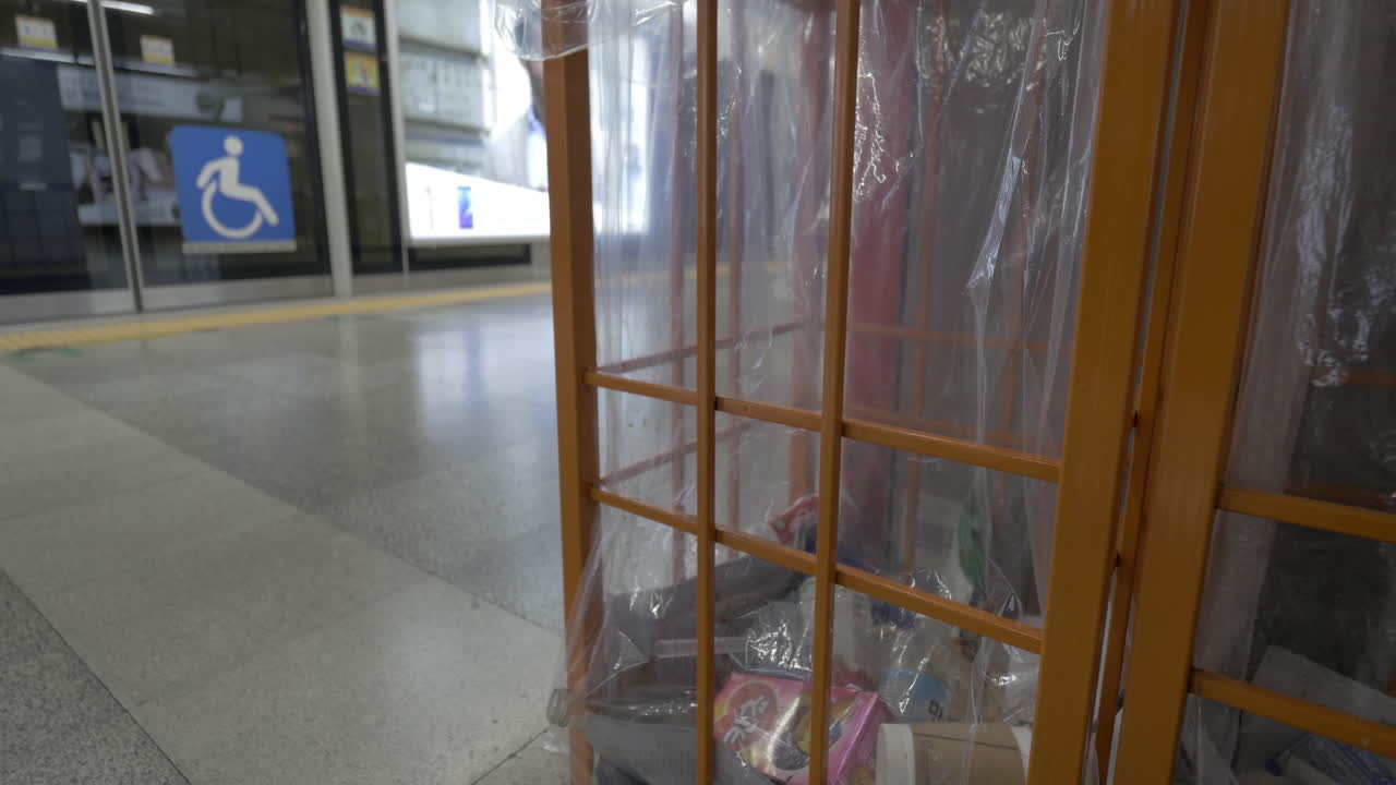 쓰레기통에 쓰레기를 던지는 것