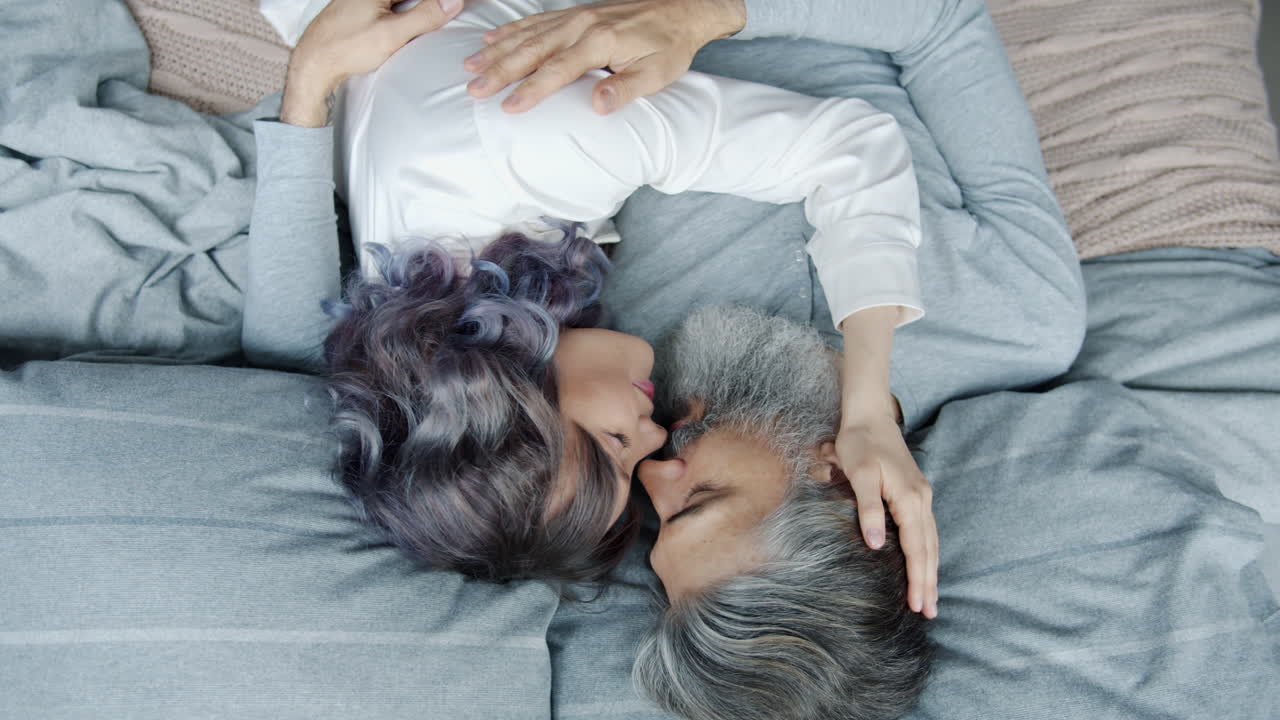 Coppia a letto.