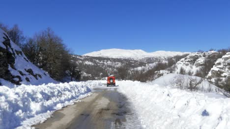 4x4 자동차가 그리스 자고리의 눈 덮인 산길을 여행합니다.