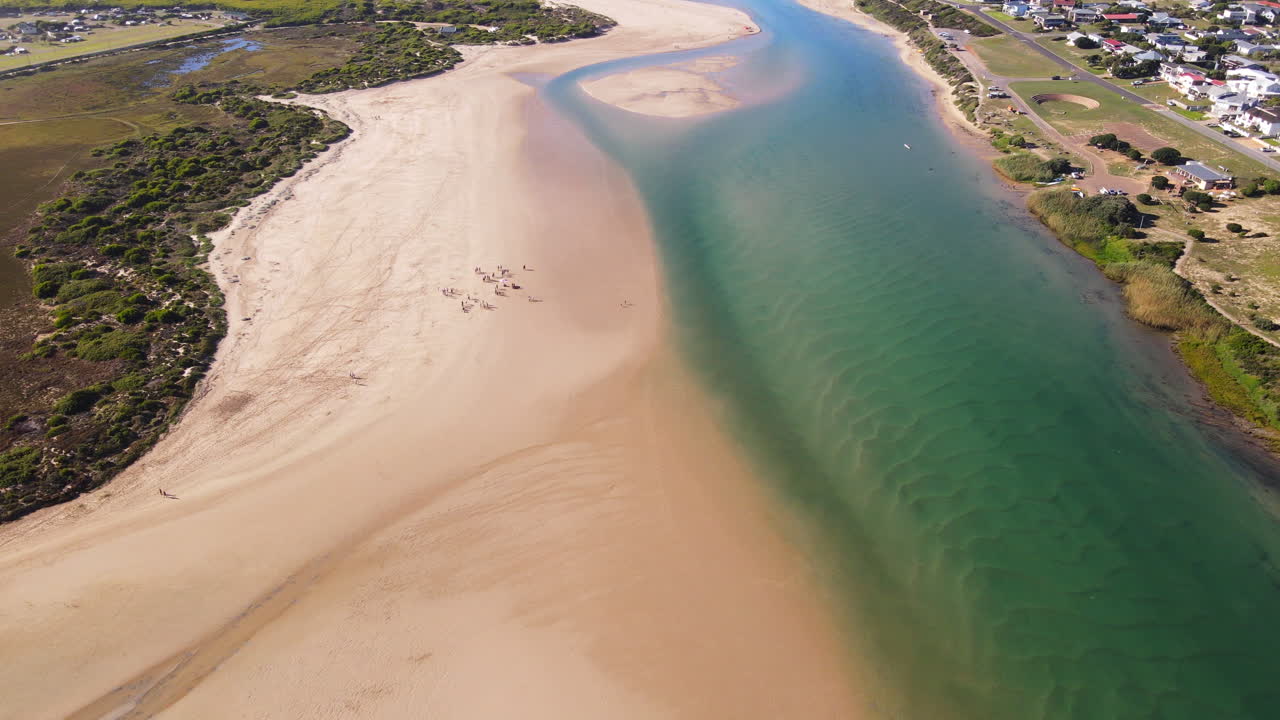 vista aérea panorámica de la desembocadura del estuario del río goukou en still bay, costa de las ballenas del cabo