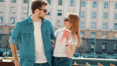 pareja disfrutando de bebidas al aire libre