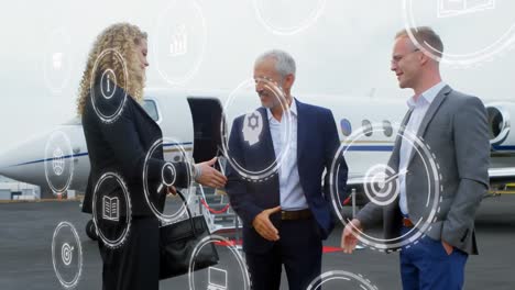 animación de iconos de los medios sobre hombres de negocios caucásicos en el aeropuerto.