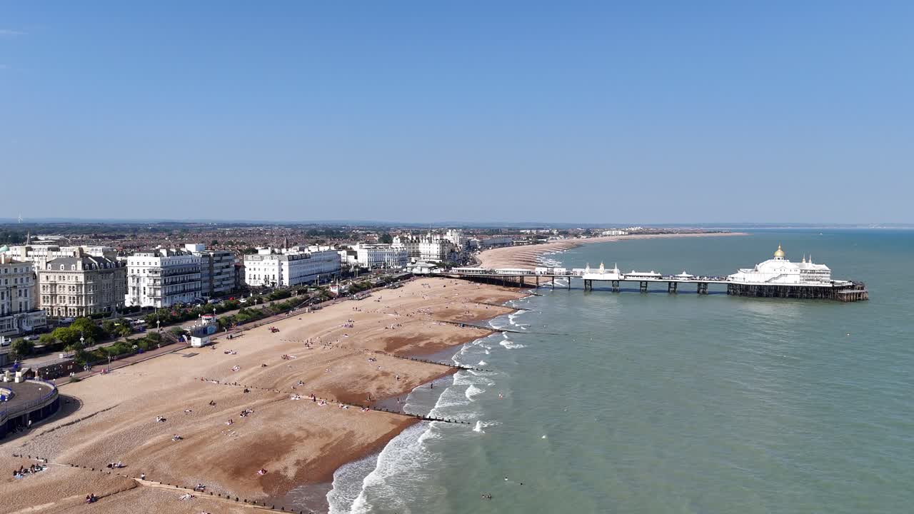 Cielo blu di una giornata estiva a Eastbourne, Sussex, Regno Unito: ripresa aerea con drone della città e della spiaggia