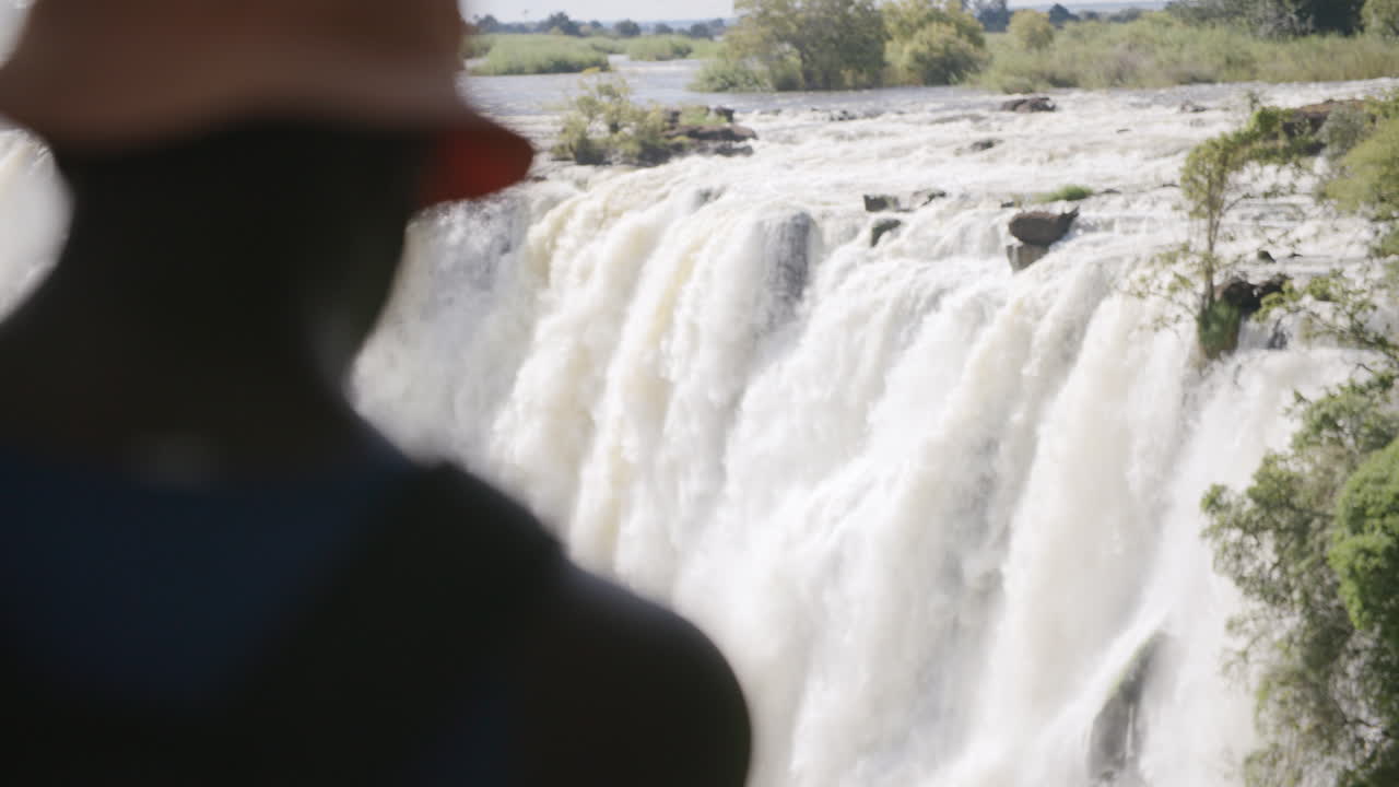 거대한 폭포 의 급류 하는 물 을 촬영 하는 관광객 의 슬로우 모션 동영상
