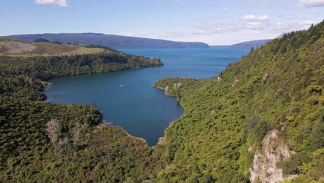 新西蘭的塔拉威拉湖 (tarawera lake) 位於西蘭南部,