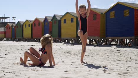 hermanos jugando en la playa 4k
