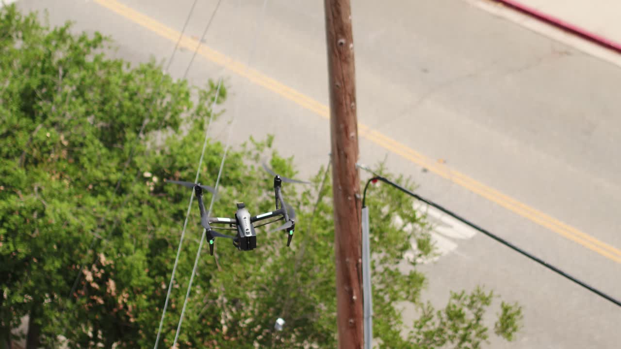 무인 항공기가 전력선, 분배선 등을 검사합니다.