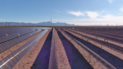 Filmische-Drohnenaufnahme-Eines-Solarparks-In-Arizona,-Sonnenkollektoren