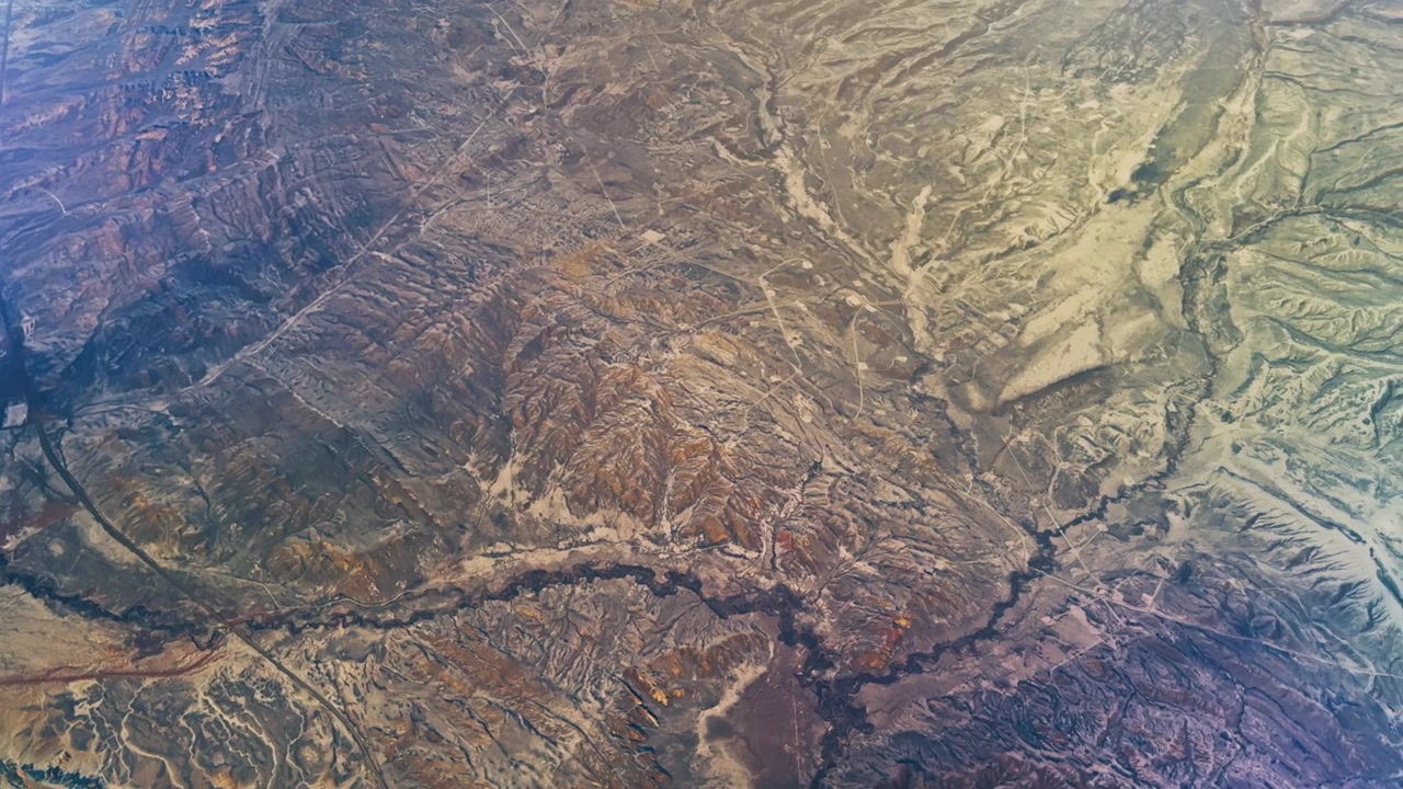 Intrincados patrones de erosión y valles sinuosos grabados en terreno antiguo, vista aérea