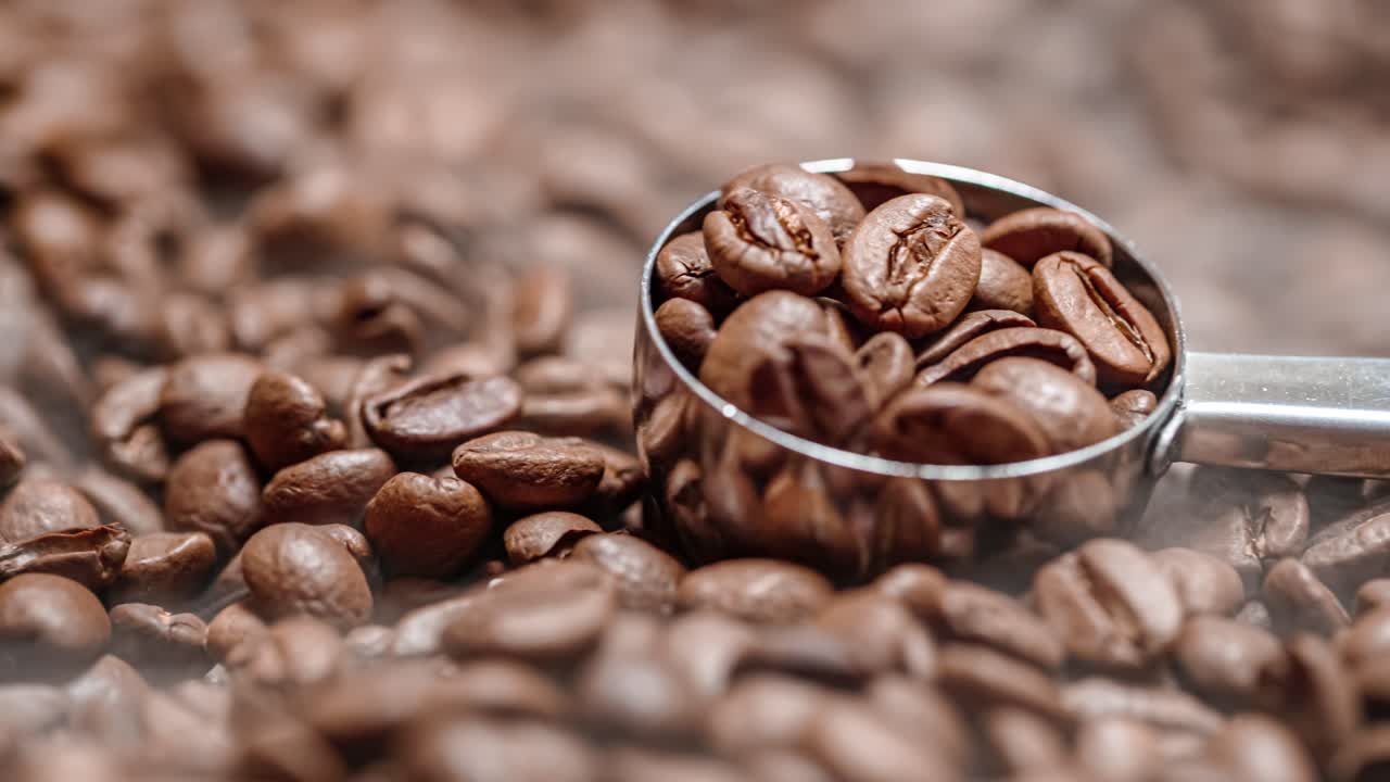 커피 씨 ⁇ 의 가까운. 향기로운 커피  ⁇ 은 구워진 연기가 커피  ⁇ 에서 나온다.