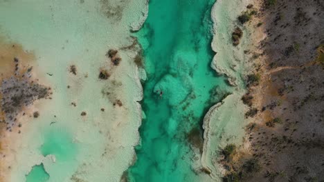 Gente-Nadando-En-El-Río-Tropical-De-México,-Rápidos-De-Bacalar,-Vista-Aérea