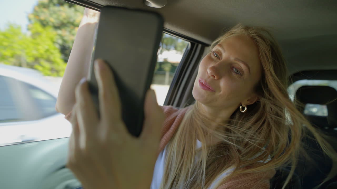 chica feliz tomando una selfie en el coche
