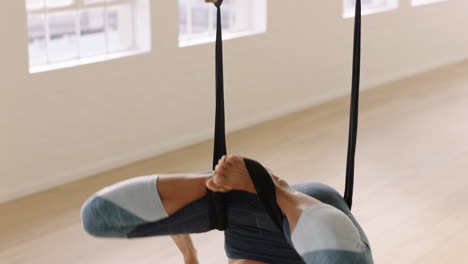 Mujer-De-Yoga-Aérea-Practicando-Pose-De-Loto-Invertida-Colgando-Boca-Abajo-Usando-Una-Hamaca-Disfrutando-De-Un-Estilo-De-Vida-Saludable-Haciendo-Ejercicio-En-El-Estudio-De-Entrenamiento-De-Meditación-Al-Amanecer.