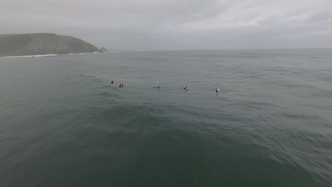 Luft-Action-Film,-Der-über-Surfer-Fliegt,-Die-In-Der-Coffee-Bay-In-Südafrika-Surfen