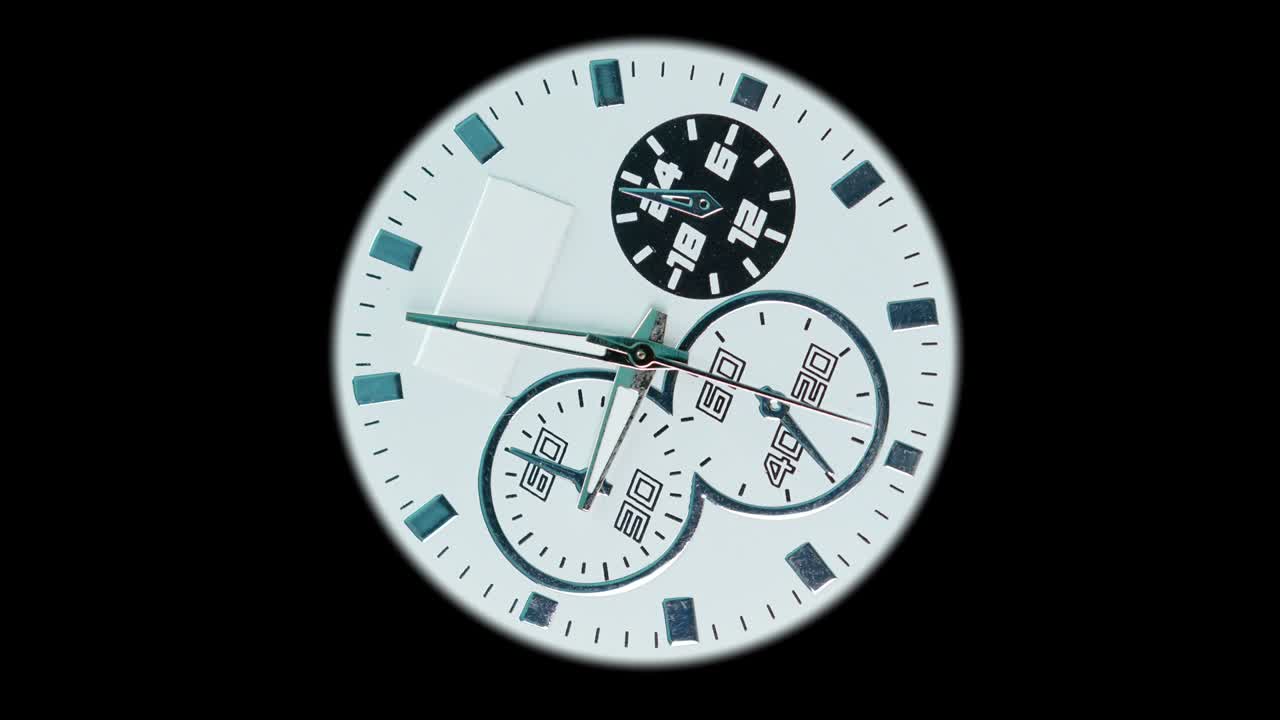 zoom a reloj simple marcador de primer plano. temporizador de negocios. amplia vista de lente macro al lapso de tiempo caminando cuenta atrás minuto. concepto de tiempo de ejecución. 4k