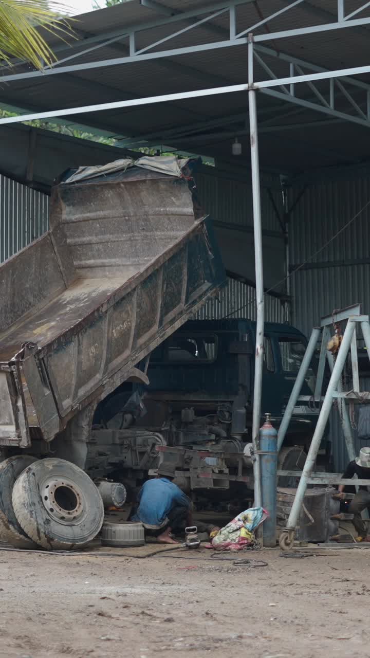 Riparazione e saldatura di camion in garage