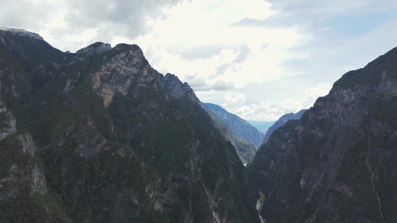 Pemandangan ngarai curam di Balagezong Shangri-La dengan tebing berlapis dan saluran sungai yang jauh