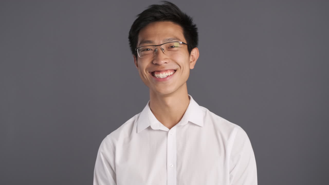 카메라 앞에서 기하는 아시아인.