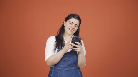 Mujer-Feliz-Enviando-Mensajes-De-Texto-Por-Teléfono.-Sonriente.