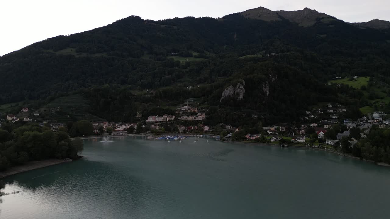 스위스 발렌시 호수 위 의 산 들 의 놀라운 드론 전망