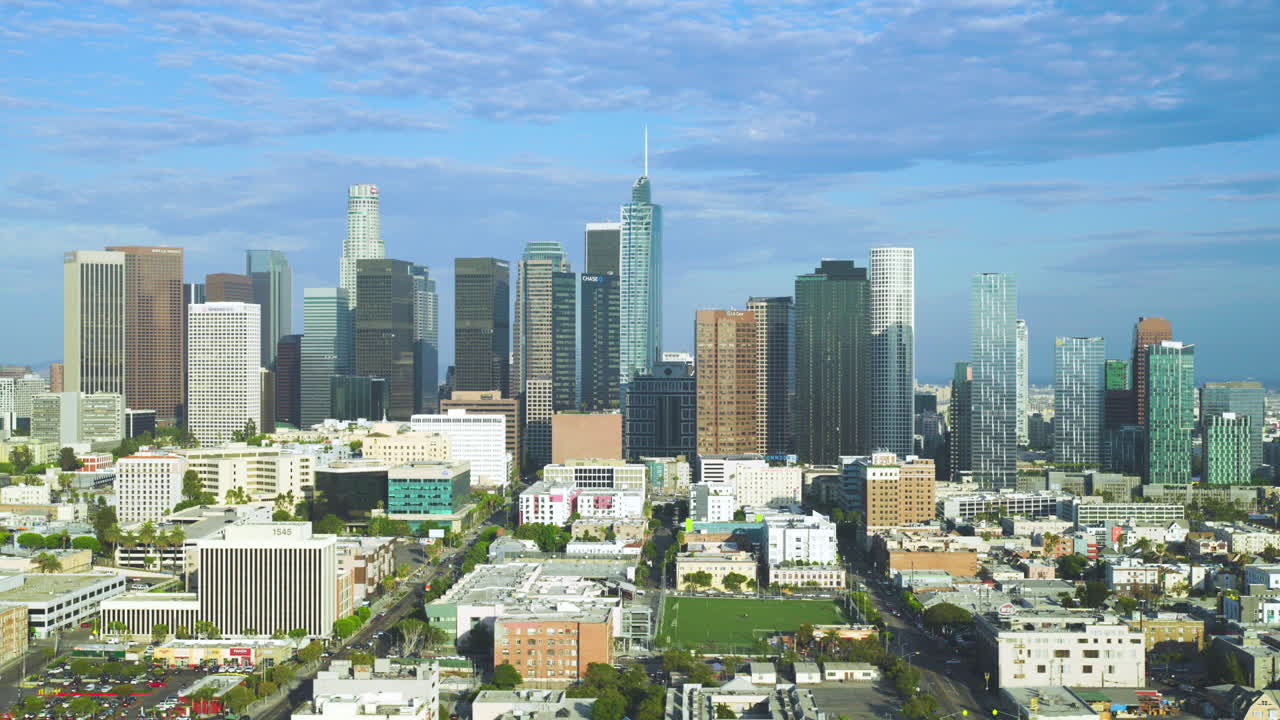 로스앤젤레스 시내 의 초고층 빌딩 들 의 느린 공중  ⁇ 도 촬영