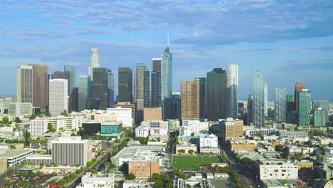 Langsame-Luftaufnahme-Von-Wolkenkratzern-In-Der-Innenstadt-Von-Los-Angeles