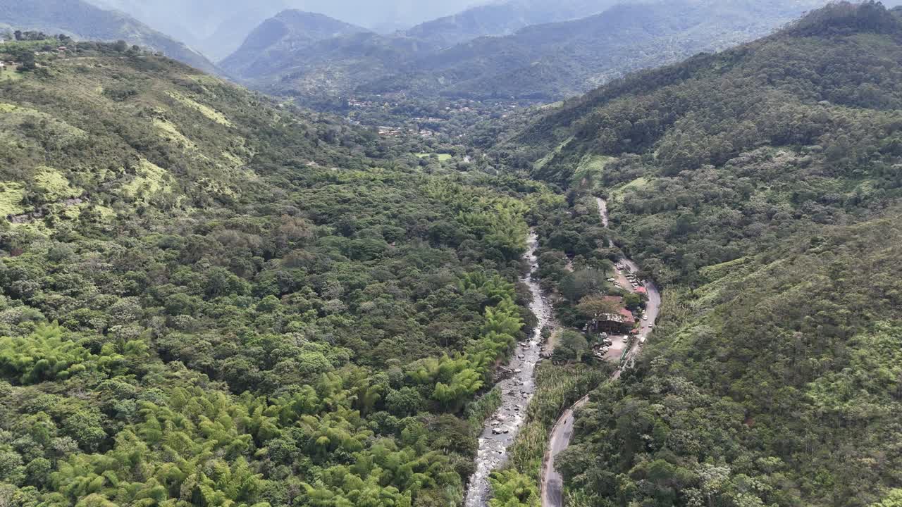 perspectiva aérea desde un avión no tripulado que muestra el río pance en las afueras de cali, colombia