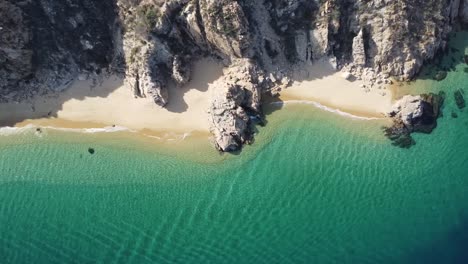 Una-Vista-Superior-De-Playa-Balcóncito-Con-Aguas-Color-Esmeralda-Fluyendo-Con-Gracia