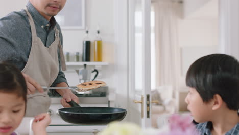 Familia-Asiática-Feliz-Comiendo-Panqueques-Para-El-Desayuno,-Niños-Disfrutando-De-Una-Comida-Casera-Saludable-Con-Sus-Padres-El-Fin-De-Semana-Por-La-Mañana-En-La-Cocina,-Imágenes-De-4k