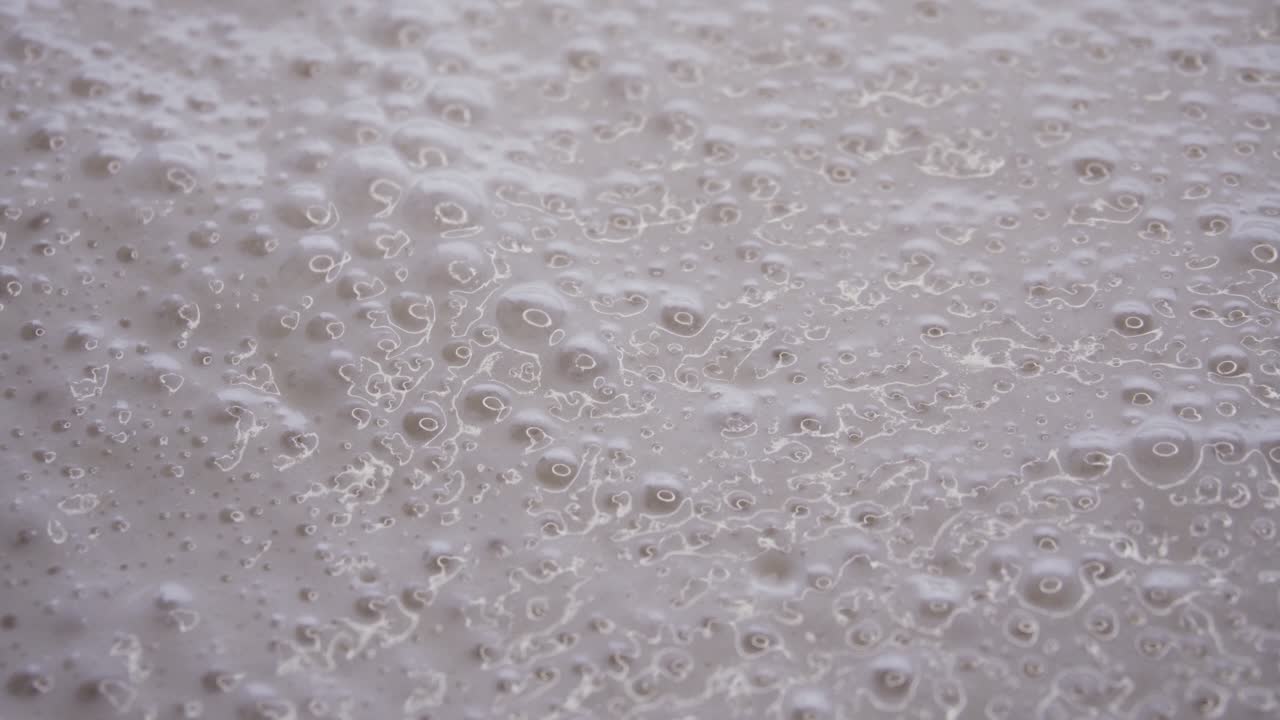 팬케이크를 만들기 위해 준비된 버블링 제품 덩어리