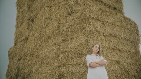 Mujer-Pensativa-En-Un-Entorno-Rural