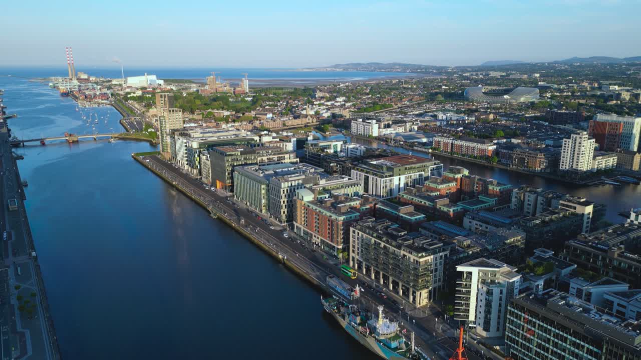Luftfoto av Dublins forretningsområde – en rekke nye, moderne bygninger i Grand Canal Dock i Dublin 4 – ved bredden av elven Liffey – Dublin