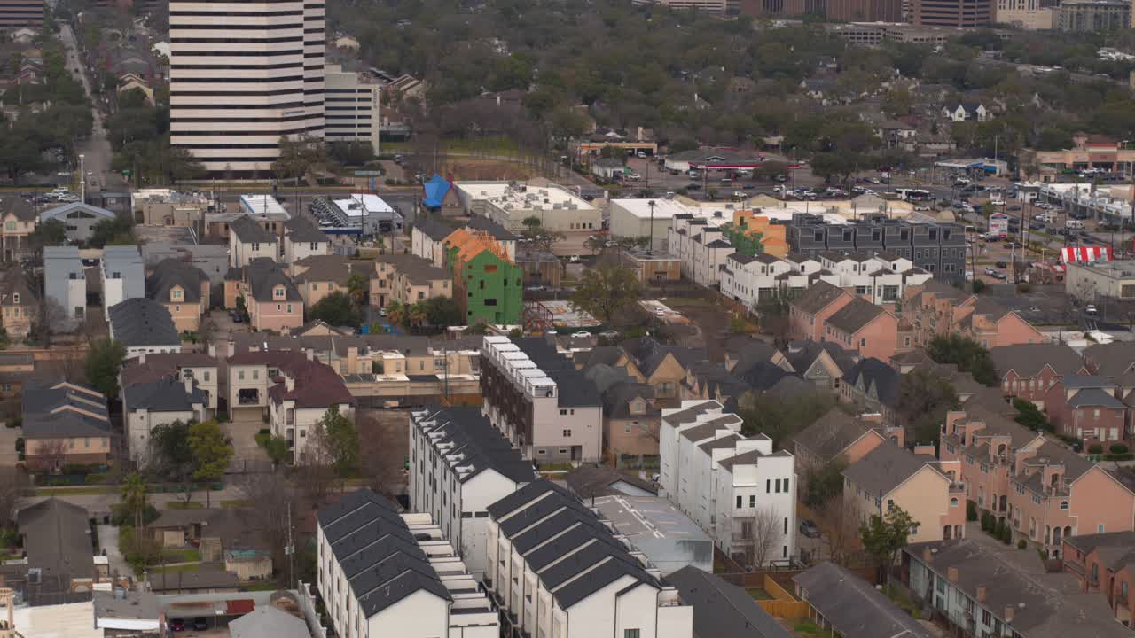 Suggestiva vista aerea con drone di tranquille case residenziali nel Southwest Houston, Texas.