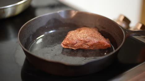 movimiento lento de filete de filete que va en hierro fundido con aceite