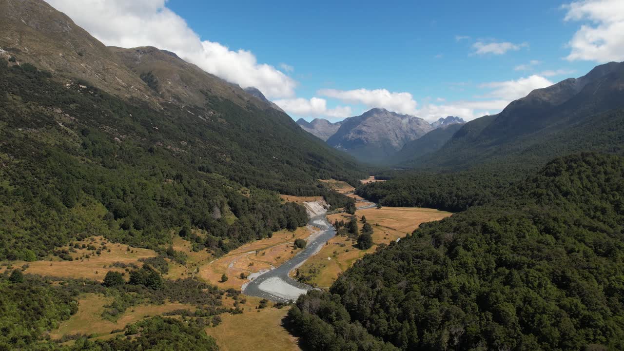 hermosa vista del valle y el río de la pista de piedra verde rodeados de naturaleza virgen, nueva zelanda - aérea