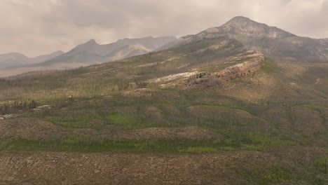 Luftaufnahme-Des-Waldbrandrauchs,-Der-über-Neues-Wachstum-In-Einem-Alten-Waldbrandgebiet-Am-Berg-Weht