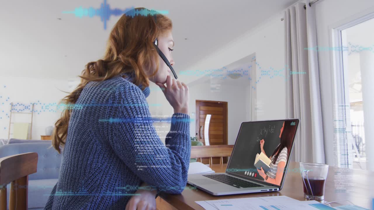 animación de procesamiento de datos sobre mujer caucásica trabajando desde casa, haciendo una videollamada