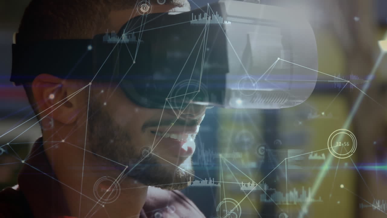 Smilende mand med VR-headset