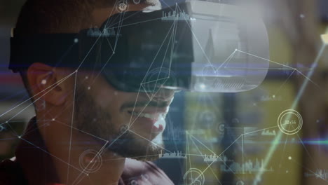hombre sonriendo mientras usa un auricular de realidad virtual