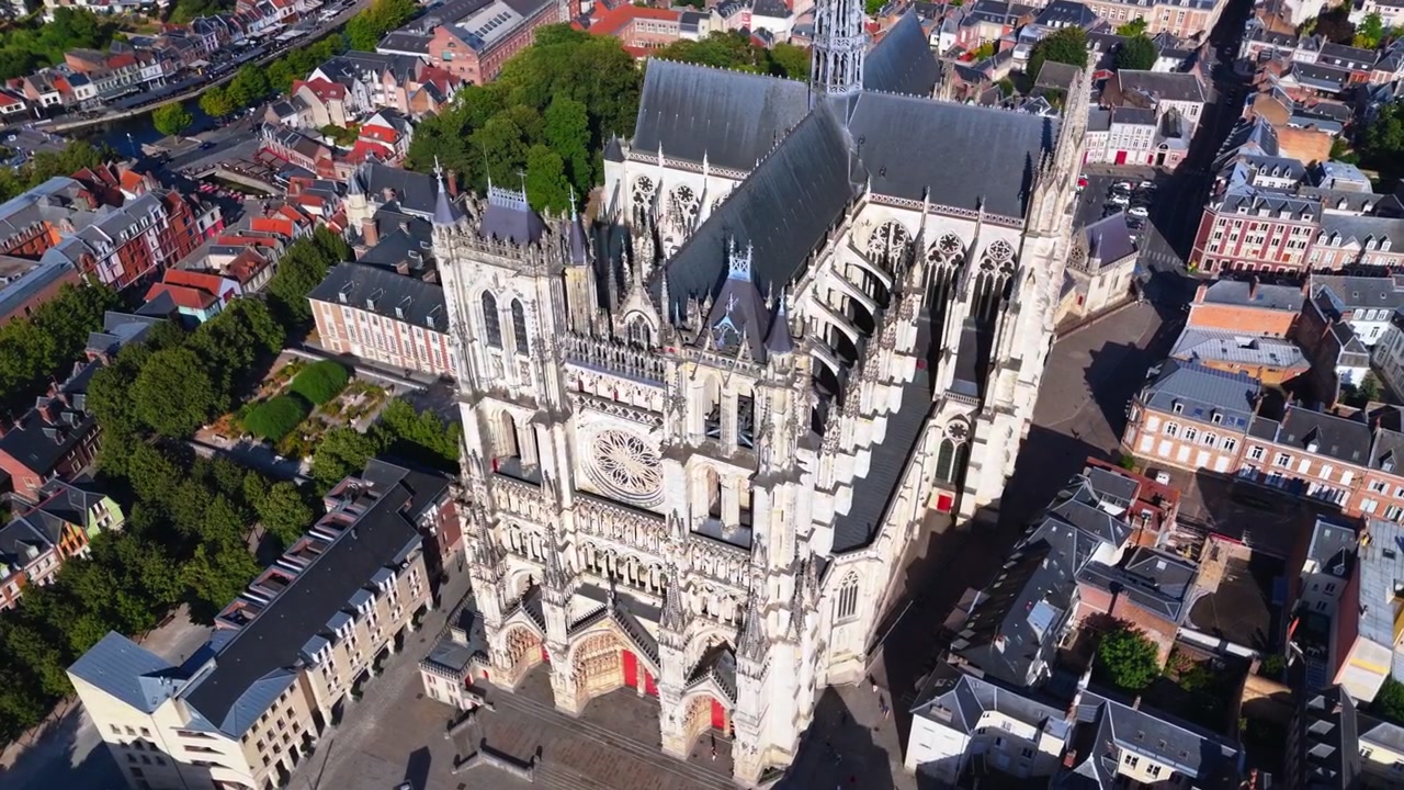 Amiens Katedrali, Fransa'da 13. yüzyıldan kalma bir Yüksek Gotik UNESCO Dünya Mirası alanıdır; devasa iç hacmi, yükselen kulesi ve şehre hakim olan karmaşık uçan payandalarıyla ünlüdür.